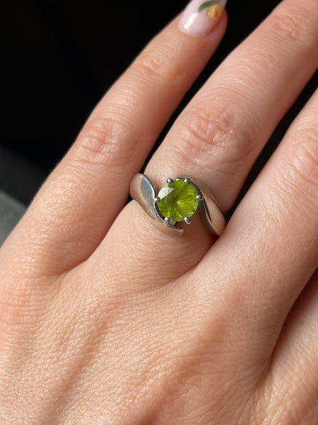 size 6 sterling silver faceted peridot ring