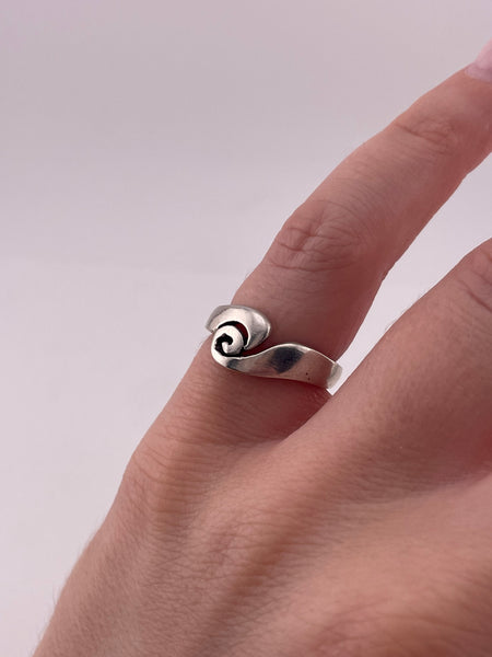 size 4.75 sterling silver stoneless swirl ring