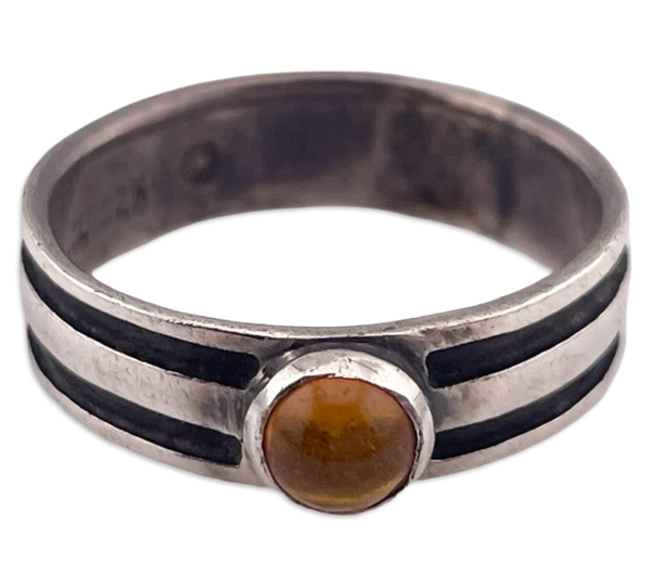 size 8 sterling silver amber lined band ring