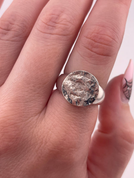 size 7 sterling silver stoneless hammered circle ring