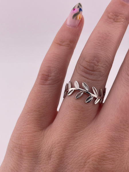 size 7.75 sterling silver leaf vine ring