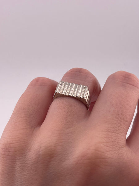 size 7 sterling silver stoneless textured rectangle ridge ring