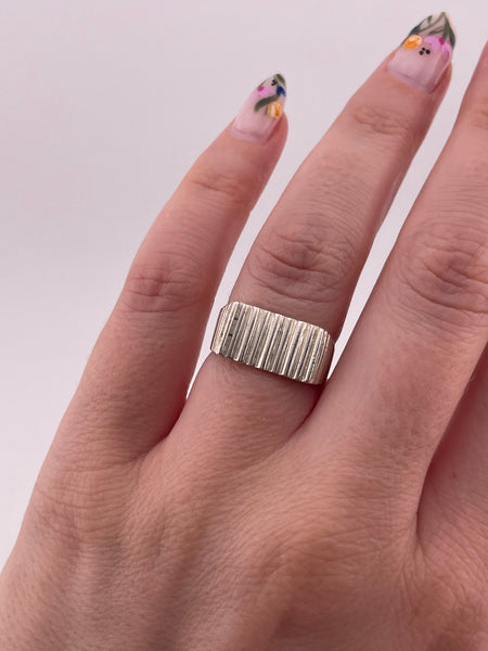 size 7 sterling silver stoneless textured rectangle ridge ring