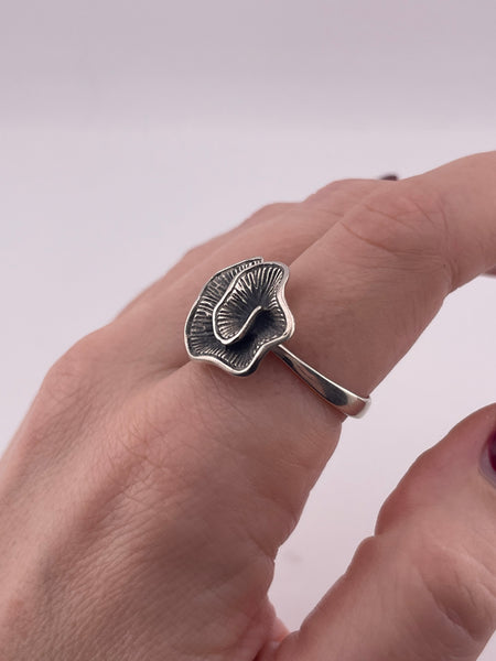 size 9.25 sterling silver stoneless frill ring