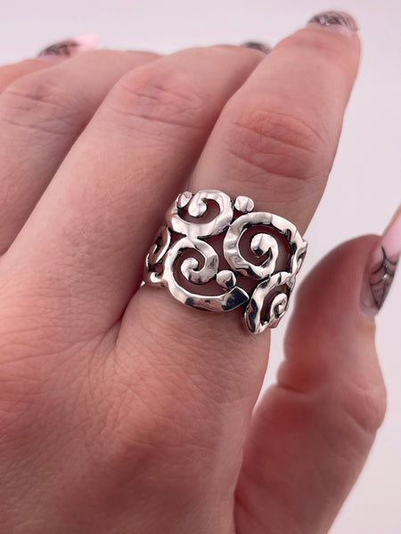 size 7.25 rhodium plated sterling silver stoneless swirl scroll ring