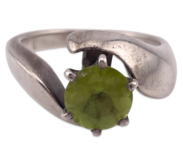 size 6 sterling silver faceted peridot ring