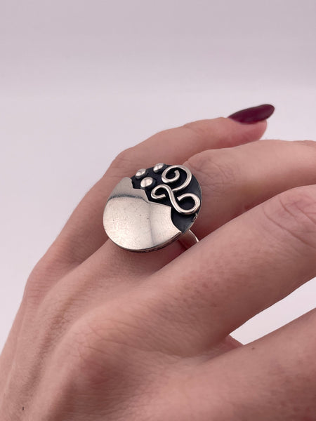 size 5.75 sterling silver stoneless round abstract ring