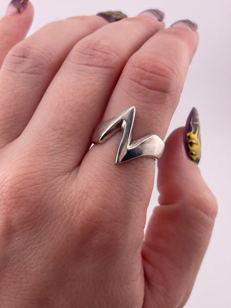 size 7.75 sterling silver stoneless zig zag ring