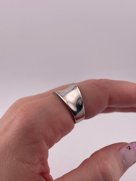 size 8 sterling silver stoneless concave ring