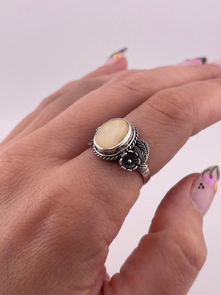 size 8 sterling silver mother of pearl flower ring ***Cracked Shell***