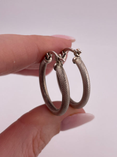 sterling silver 1" textured hoop earrings