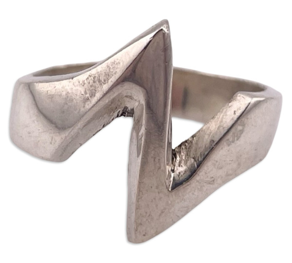 size 7.75 sterling silver stoneless zig zag ring