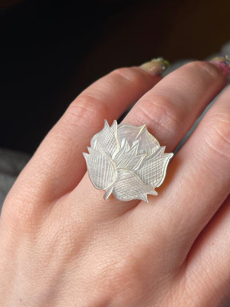 size 5.25 sterling silver rhodium plated carved mother of pearl flower ring ***AS IS***
