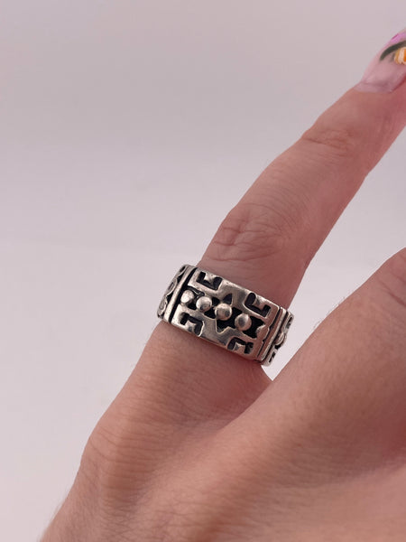 size 4.75 sterling silver stoneless textured design band ring