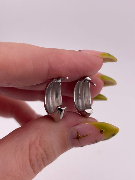 rhodium plated sterling silver carinated partial hoop post earrings