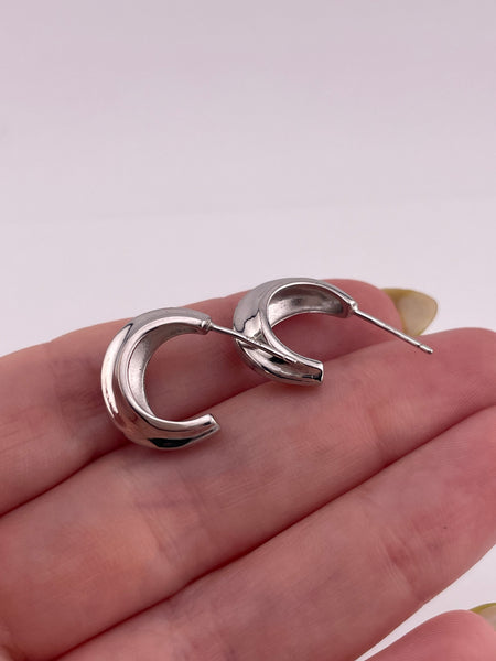 rhodium plated sterling silver carinated partial hoop post earrings