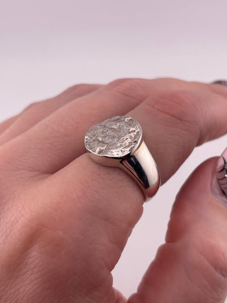 size 7 sterling silver stoneless hammered circle ring