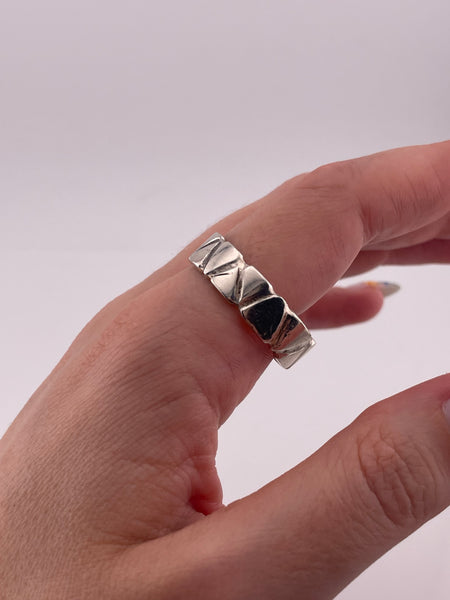 size 13.5 sterling silver stoneless textured triangle line design band ring