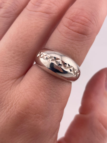 size 7.5 sterling silver stoneless textured ring