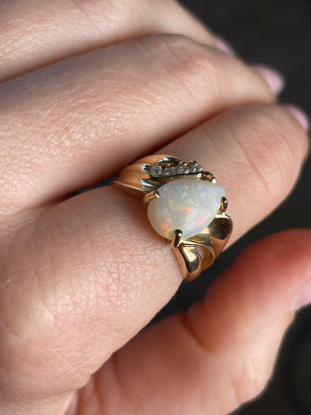 size 7.25 14k yellow gold opal & diamond ring