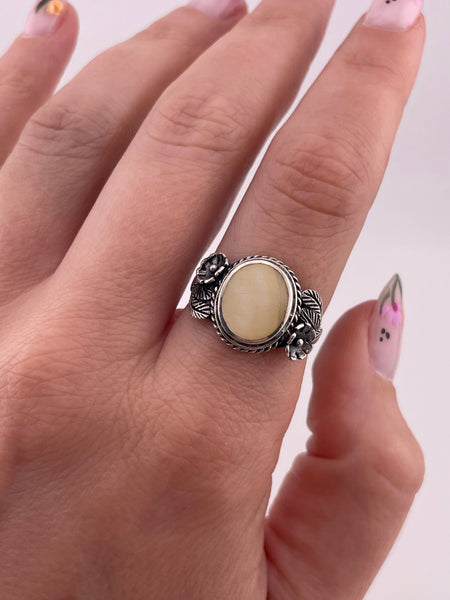 size 8 sterling silver mother of pearl flower ring ***Cracked Shell***