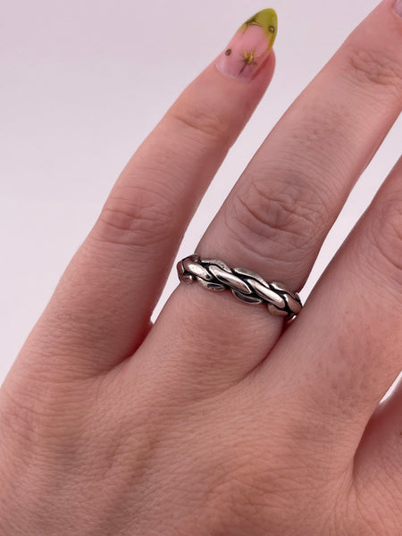 size 7.5 sterling silver chain band ring