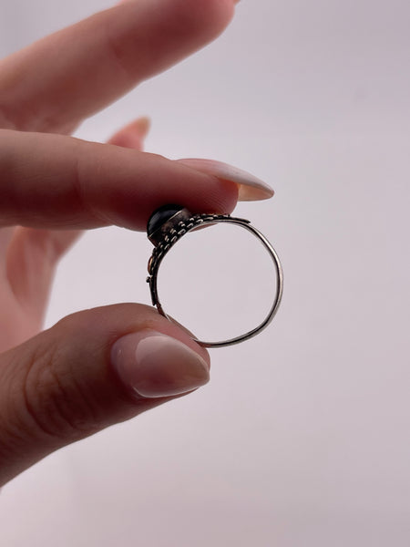 size 7.5 sterling silver black glass gold accent ring ***AS IS***