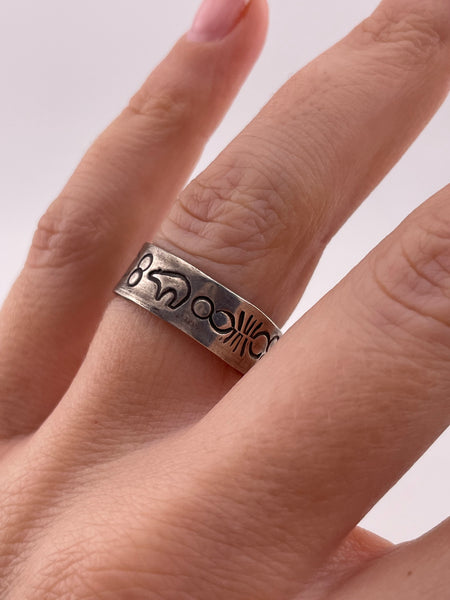 size 7.5 sterling silver stamped bear design band ring