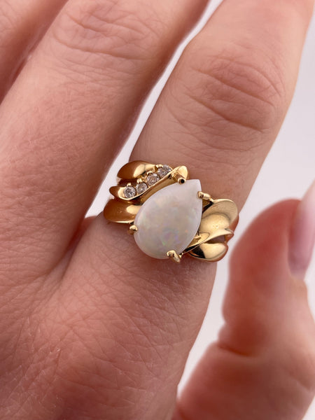 size 7.25 14k yellow gold opal & diamond ring