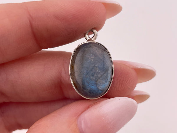 sterling silver oval labradorite pendant