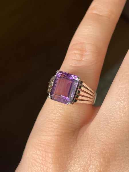size 5 sterling silver faceted amethyst rectangle cut-out lines ring