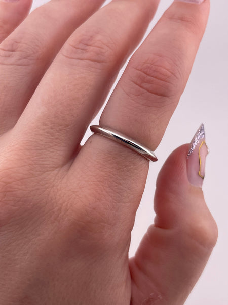 size 7.5 sterling silver carinated band ring