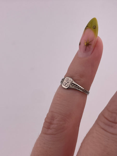 size .5 10k white gold 'B' letter initial signet ring