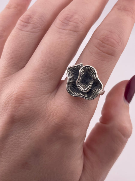 size 9.25 sterling silver stoneless frill ring
