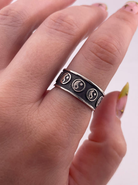 size 8.5 sterling silver yin-yang band ring