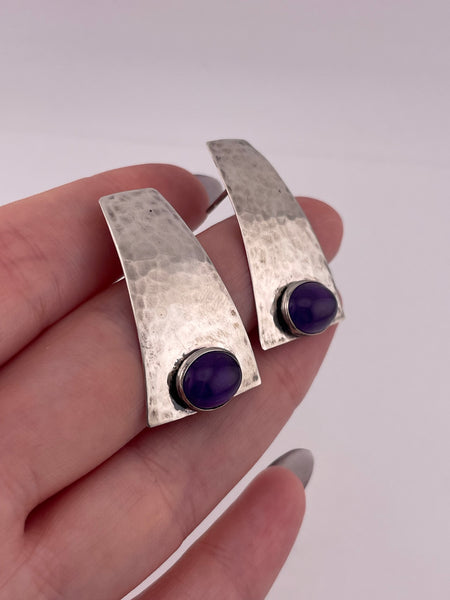 sterling silver curved hammered design amethyst post earrings