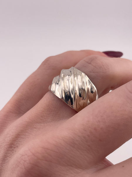 size 7.25 rhodium plated sterling silver hammered textured stoneless ring