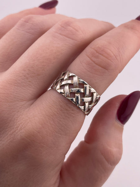 size 7.75 sterling silver woven cut-out band ring
