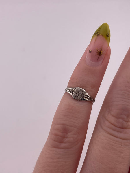 size .5 10k white gold 'B' letter initial signet ring