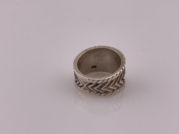 size 4.5 sterling silver stoneless chevron wide band ring