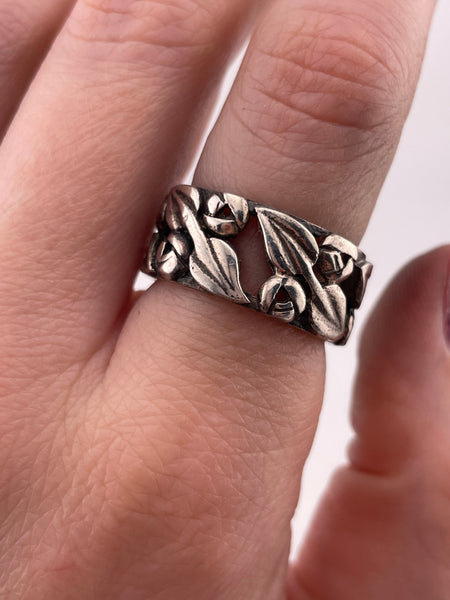 size 7.25 sterling silver flower cut-out design band ring