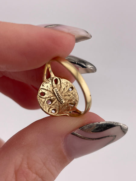size 5.75 14k yellow gold sand dollar ring