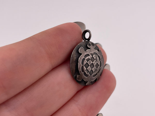 sterling silver round turtle pendant