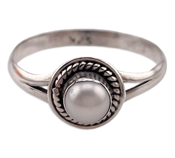 size 8.5 sterling silver synthetic pearl ring