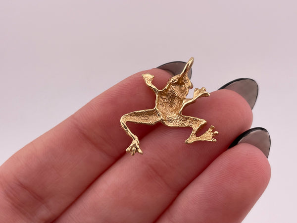 14k gold frog pendant