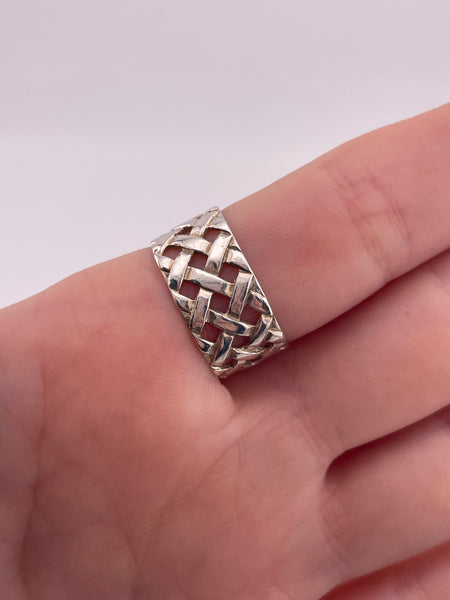 size 7.75 sterling silver woven cut-out band ring