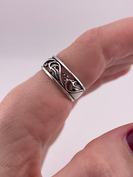 size 7.5 sterling silver cut-out leaf band ring