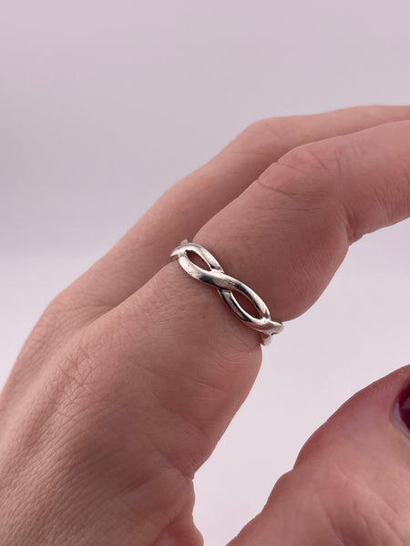 size 7.5 sterling silver cut-out band ring