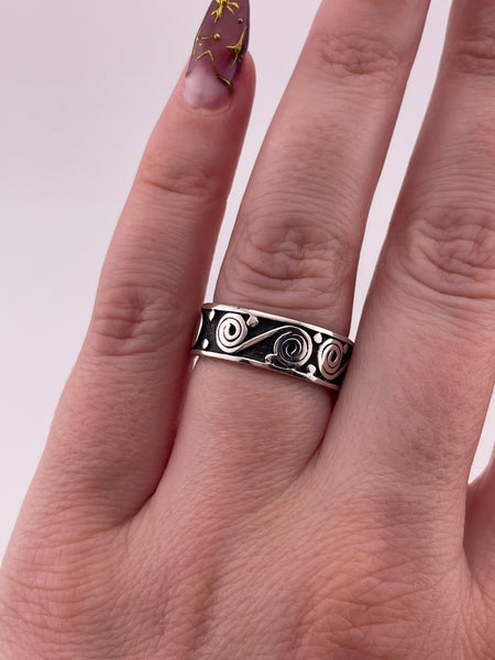 size 7.5 sterling silver swirl band ring