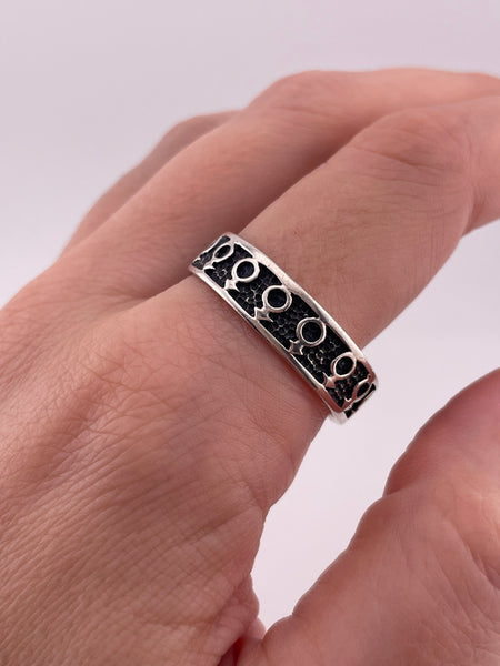 size 13.75 sterling silver Venus symbol band ring
